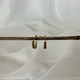 Mini argollas circones negros en plata 925 bañado en oro 18k