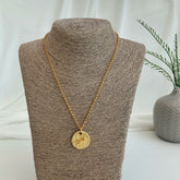 Collar con dije de moneda grabada enchapado en oro 18k