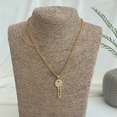 Collar con llave con circones enchapado en oro 18k
