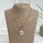 Collar Nacar media luna enchapado en oro 18k