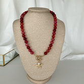 Collar summer vibes cuarzo chery rojo con dije de estrella marina y perlita enchapado en oro 18k