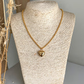 Collar cadena dorada con dije de corazón