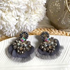 Aretes Uma, bordados a Mano color plateado gris
