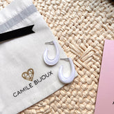 Aretes argollas acrílicas tipo gota abierta blanco