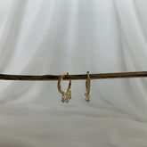 Mini argollas lluvia de circones blancos en plata 925 bañado en oro 18k