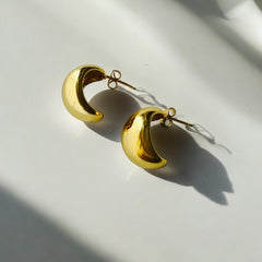 Aretes dorados de acero bañado en oro diseño moderno liviano