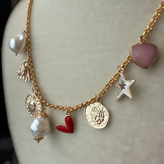 Collar multicharms dorado con corazón esmaltado rojo y estrella con circones