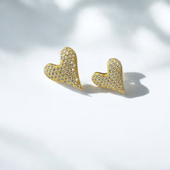 Aretes corazón de circones en acero bañado en oro.