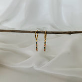 Mini argollas barrita arcoiris en plata 925 bañado en oro 18k