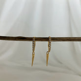 Mini argollas con circones y dije de púa en plata 925 bañado en oro 18k