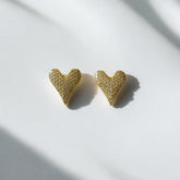 🔹 Aretes dorados con mini circones blancos, diseño moderno y sofisticado en acero inoxidable