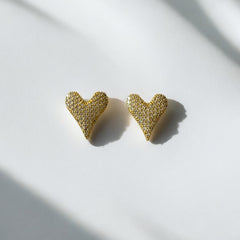 🔹 Aretes dorados con mini circones blancos, diseño moderno y sofisticado en acero inoxidable