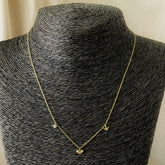 Collar Penélope con tres dijes enchado en oro 18k