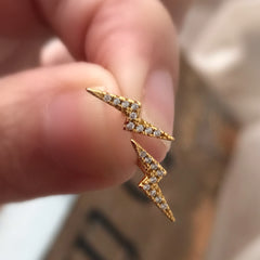 Mini Aretes Thunder plata 925 bañado en oro 18k con circones.