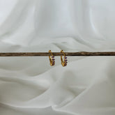 Mini argollas circones morados en plata 925 bañado en oro 18k