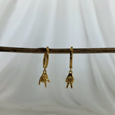 Mini argollas con manitos en plata 925 bañado en oro 18k