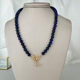 Collar media luna en piedra lápiz lazuli enchapado en oro 18k
