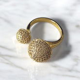 Anillo Ajustable en Acero Bañado en Oro con Detalles Brillantes y Bola Giratoria