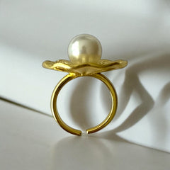Anillo ajustable de acero dorado con perla y diseño floral