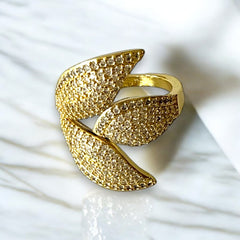 Anillo de hojas dorado Camile Bijoux con circonias cúbicas