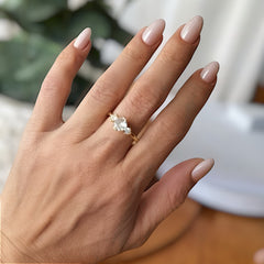 Anillo Dorado con Tres Circonias ajustable