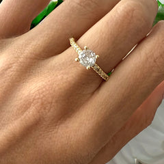 Anillo Dorado Tipo Solitario con Circonia ajustable