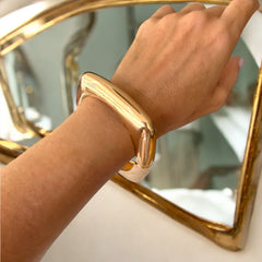 brazalete-cuadrado-dorado-en-la-mano-camile-bijoux.jpg
