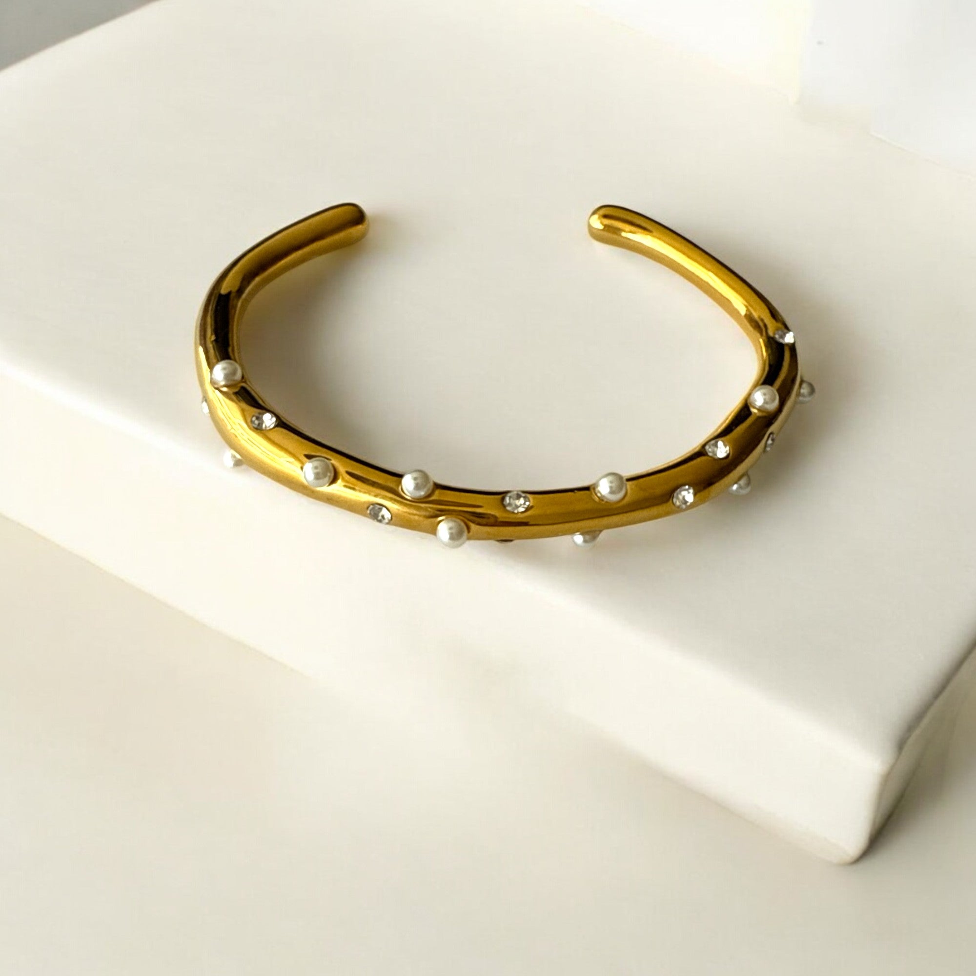 pulsera-ajustable-acero-dorado-perlas-circonias.jpg