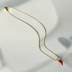 Collar de acero bañado en oro con dije de chilli rojo esmaltado y cadena Snake de 1 mm, 44 cm. Diseño vibrante y llamativo.