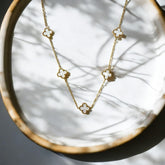 Collar de Acero con Tréboles Blancos Esmaltados