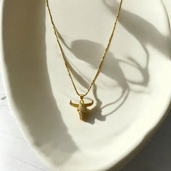 Collar de Acero Bañado en Oro con Dije de Toro y Circones