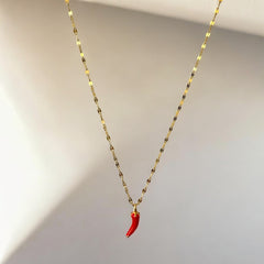 Collar de Acero Bañado en Oro con Dije de Chilli Rojo