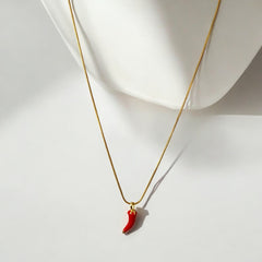 Collar de acero bañado en oro con dije de chilli rojo esmaltado y cadena Snake de 1 mm, 44 cm. Diseño vibrante y llamativo.