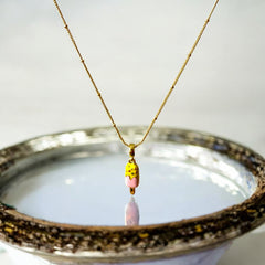 Collar de acero bañado en oro con dije de helado esmaltado en colores vibrantes y cadena satélite de 1 mm y 45 cm, regulable. Diseño delicado y juvenil.