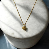 Collar de acero bañado en oro con dije de trébol y circones brillantes. Diseño sofisticado y elegante.