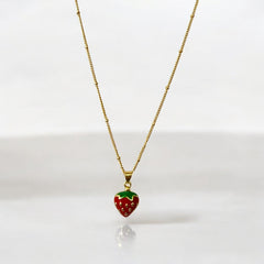 Collar de Acero Bañado en Oro con Dije de Fresa Esmaltado