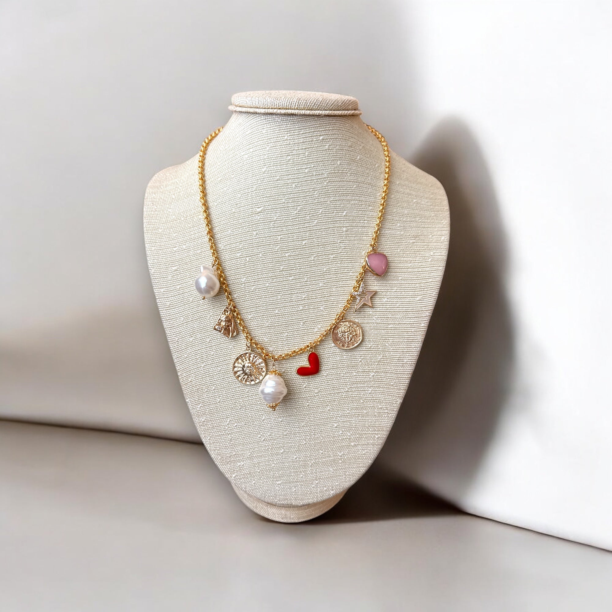 Collar multicharms dorado con corazón esmaltado rojo y estrella con circones