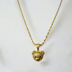 Collar de acero bañado en oro con dije de oso incrustado con circones y cadena rope de 2 mm. Diseño llamativo y elegante.