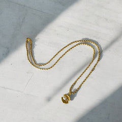 Collar de Acero Bañado en Oro con Concha y Perla