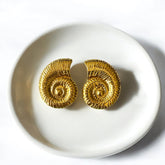 Aretes caracol dorado en acero bañado en oro