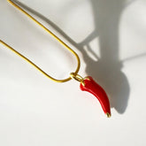 Collar de acero bañado en oro con dije de chilli rojo esmaltado y cadena Snake de 1 mm, 44 cm. Diseño vibrante y llamativo.