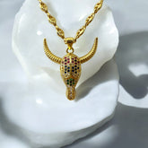 Collar de acero bañado en oro con dije de toro y cadena espiga de 4 mm y 44 cm con regulador. Diseño elegante con circones de colores. Ideal para regalo.