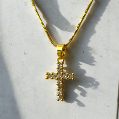 Collar de Acero Bañado en Oro con Dije de Cruz y Circones