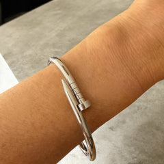 Pulsera Clavo plateado brillante
