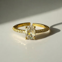 Anillo solitario de acero bañado en oro 18k con circonia ovalada