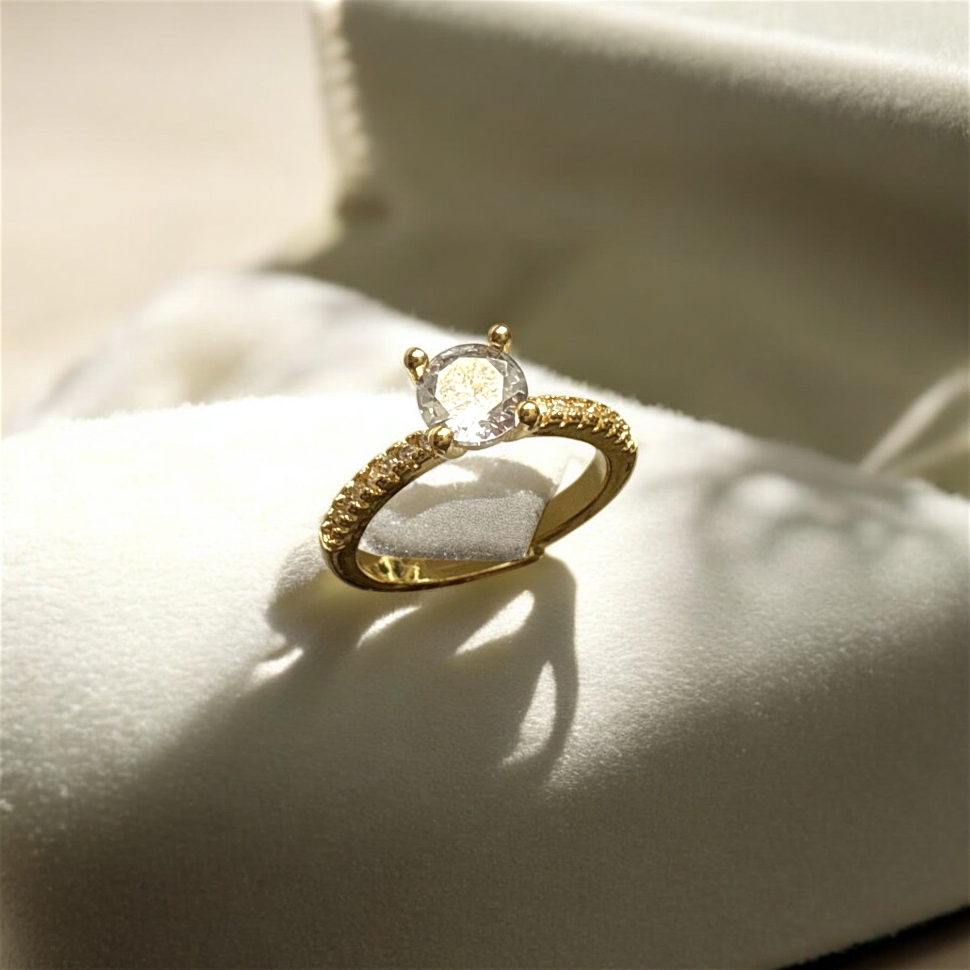 Anillo dorado tipo solitario Camile Bijoux con circonia brillante