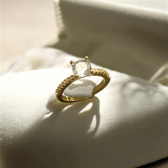 Anillo dorado tipo solitario Camile Bijoux con circonia brillante