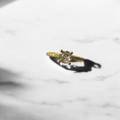 Anillo Dorado Tipo Solitario con Circonia ajustable