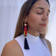 Aretes Loro y borla negra