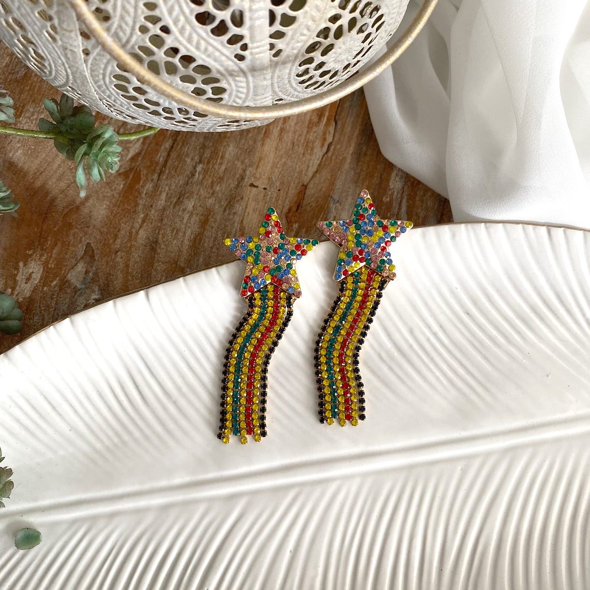 Aretes estrellita fugaz cristales rojo, amarillo, negro, verde